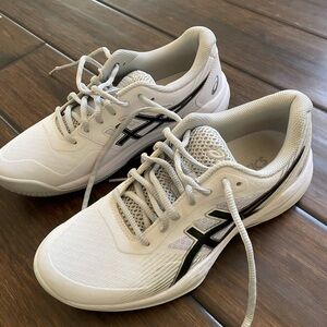 Play PICKLEBALL or TENNIS ?Great pair of like new ASICS court shoes size 7 women